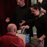 Pani Ewa Borkowska – Dyrektor Miejskiego Ośrodka Pomocy Społecznej w Białej Podlaskiej i ks. Paweł Zazuniak – Dyrektor Caritas Diecezji Siedleckiej podczas wręczania Dyrekcji i Uczestnikom z DPS w Kozuli III nagrody za film pt. „Nadzieja”