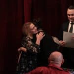 Pani Ewa Borkowska – Dyrektor Miejskiego Ośrodka Pomocy Społecznej w Białej Podlaskiej i Pan Jakub Semeniuk – Kierownik Warsztatów Terapii Zajęciowej w Białej Podlaskiej podczas gratulacji składanych Dyrekcji i Uczestnikom z DPS w Kozuli za zajęcie III miejsca