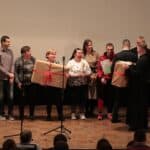 Kierownik i Uczestnicy Caritas Diecezji Siedleckiej ŚDS Biała Podlaska odbierający na scenie od ks. Pawła Zazuniaka - Dyrektora Caritas Diecezji Siedleckiej, Nagrodę Publiczności za film pt. „Maciek”