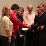 Uczestnicy Warsztatu Terapii Zajęciowej w Konstantynowie podczas odbioru pamiątkowego dyplomu i statuetki