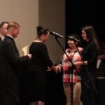 Uczestnicy Warsztatu Terapii Zajęciowej w Kodniu podczas odbioru pamiątkowego dyplomu i statuetki