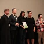 Uczestnicy Domu Pomocy Społecznej w Kostomłotach podczas odbioru pamiątkowego dyplomu i statuetki