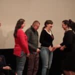 Uczestnicy Warsztatu Terapii Zajęciowej Caritas Diecezji Siedleckiej w Siedlcach podczas odbioru pamiątkowego dyplomu i statuetki