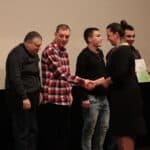 Uczestnicy Warsztatu Terapii Zajęciowej Caritas Diecezji Siedleckiej w Parczewie podczas odbioru pamiątkowego dyplomu i statuetki