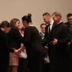 Uczestnicy Warsztatu Terapii Zajęciowej Caritas Diecezji Siedleckiej w Skórcu podczas odbioru pamiątkowego dyplomu i statuetki