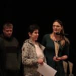 Uczestnicy Warsztatu Terapii Zajęciowej Caritas Diecezji Siedleckiej w Białej Podlaskiej podczas odbioru pamiątkowego dyplomu i statuetki