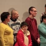 Uczestnicy Warsztatu Terapii Zajęciowej Caritas Diecezji Siedleckiej w Białej Podlaskiej podczas odbioru pamiątkowego dyplomu i statuetki