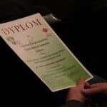 Ręce trzymające Dyplom dla Warsztatu Terapii Zajęciowej Caritas Diecezji Siedleckiej w Skórcu za udział w IX Festiwalu Filmowego Twórczości Osób Niepełnosprawnych pt. „niepełnoSPRAWNI i nadzieja” organizowanym przez Caritas Diecezji Siedleckiej Warsztat Terapii Zajęciowej w Białej Podlaskiej, Biała Podlaska 2022