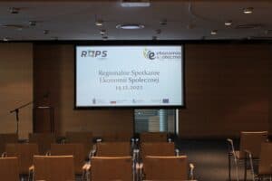 Ekran z logotypami i czarnym napisem na białym tle „Regionalne Spotkanie Ekonomii Społecznej 14.12.2022”