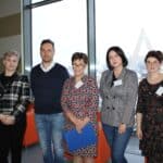 od lewej stoją: Małgorzata Boczek (Stowarzyszenie Synergia), Łukasz Ipnar (Doradca Zawodowy), Elżbieta Krupa (Wiceprezes Stowarzyszenia Synergia), Elżbieta Wiśniewska (Koordynator Projektu „Rodzinne Wędrówki”), Patrycja Pochwatka (Pedagog)