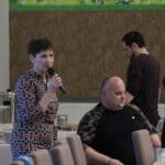 Elżbieta Krupa (Wiceprezes Stowarzyszenia Synergia) zbierająca opinie od uczestników Projektu „Rodzinne Wędrówki”