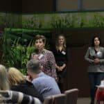 Elżbieta Krupa (Wiceprezes Stowarzyszenia Synergia) wśród uczestników Projektu „Rodzinne Wędrówki”