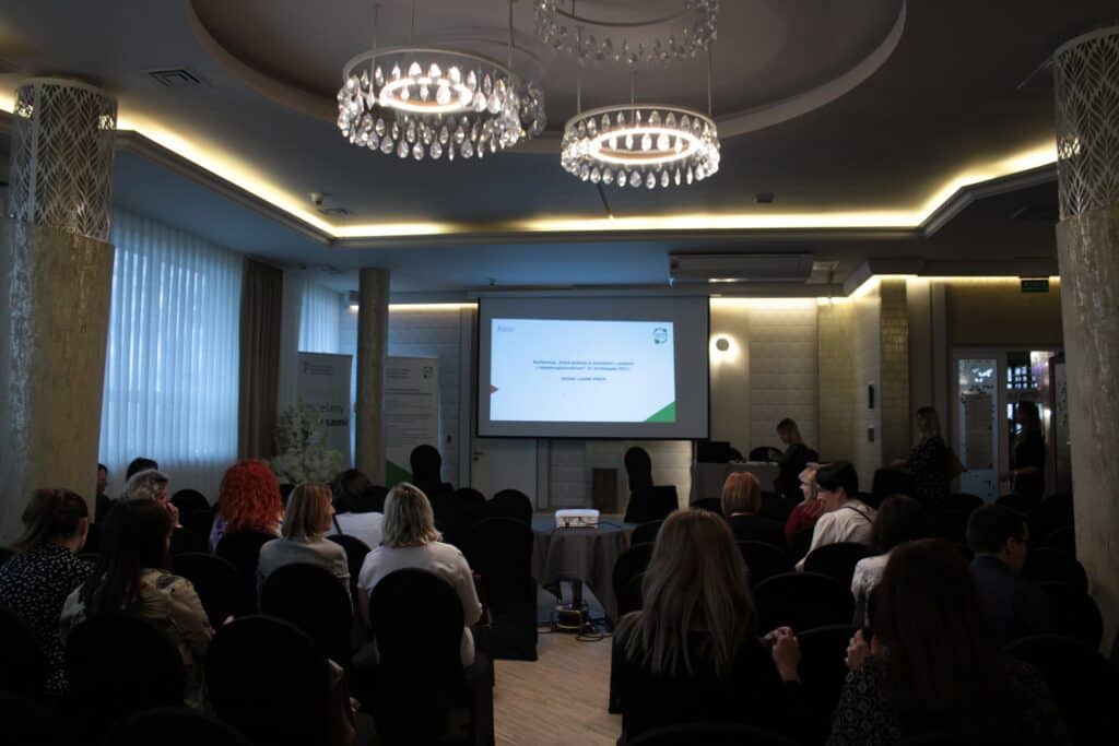 Sala konferencyjna w Hotelu pod Kasztanami w Lublinie przy ul. Krężnickiej 96A; widok z widowni