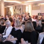 Goście, siedzący na widowni podczas pierwszego dnia Konferencji pt. „Dobre praktyki w kontaktach z osobami z niepełnosprawnościami”