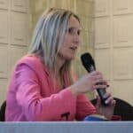 Pani Agnieszka Kluś (Specjalista ds. Współpracy z Administracją Publiczną Oddział Lubelski PFRON), podczas wystąpienia pt. „Pomoc Obywatelom Ukrainy z niepełnosprawnością Moduł II, Rehabilitacja 25+, Zajęcia Klubowe WTZ, Stabilne Zatrudnienie”