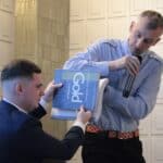 Porównanie objętości tradycyjnej książki do nauki języka obcego z odpowiednikiem jednego rozdziału książki w alfabecie Braille'a, podczas wystąpienia Panów Pawła Robaka i Marcina Matysa, pt. „Prezentacja Katolickiego Uniwersytetu Lubelskiego Jana Pawła II”