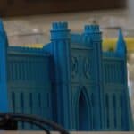 Makieta dotykowa przedniej fasady Zamku Lubelskiego, przystosowana do potrzeb osób z niepełnosprawnością wzroku, pochodząca z zasobów Centrum Aktywizacji Osób z Niepełnosprawnością KUL JP II