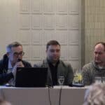 Od lewej siedzą: Pan Zbigniew Prokopiuk (Prezes Integracyjnego Klubu Aktywnej Rehabilitacji i Sportu Niewidomych “Ikar”), Pan Sebastian Michailidis (Wiceprezes Integracyjnego Klubu Aktywnej Rehabilitacji i Sportu Niewidomych “Ikar”), Pan Sylwester Orzeszko (Integracyjny Klub Aktywnej Rehabilitacji i Sportu Niewidomych “Ikar”), podczas wystąpienia pt. “Prezentacja Integracyjnego Klubu Aktywnej Rehabilitacji i Sportu Niewidomych >>Ikar