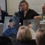 Pani Małgorzata Paprota (Dyrektor Oddziału Lubelskiego PFRON), prezentująca publiczności prace, wykonane przez Beneficjentów IKARiSN “Ikar”