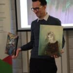 Pan Tomasz Perdeus (Specjalista ds. Wsparcia i Współpracy z NGO’s Oddział Lubelski PFRON), prezentujący publiczności prace, wykonane przez Beneficjentów IKARiSN “Ikar”