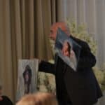 Pan Ryszard Dados (Zastępca Dyrektora Lubelskiego Oddziału PFRON), prezentujący publiczności prace, wykonane przez Beneficjentów IKARiSN “Ikar”