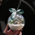 Transparentna bombka akrylowa z zimową scenerią, wykonana przez Beneficjentów IKARiSN “Ikar”