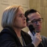 Od lewej siedzą: Pani Janina Włodarczyk (Ekspert ds. Wsparcia i Współpracy z NGO’s Oddział Lubelski PFRON), Pan Tomasz Perdeus (Specjalista ds. Wsparcia i Współpracy z NGO’s Oddział Lubelski PFRON), podczas wystąpienia pt. “Konkurs 1/2022 pn. >>Działamy razem