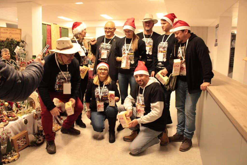 Wolontariusze ze Stowarzyszenia „Natchnieni Bieszczadem”, prowadzący kwestę „Na Polę” na Uniwersytecie Rzeszowskim podczas Kongresu i Mikołajkowego Jarmarku Pracy