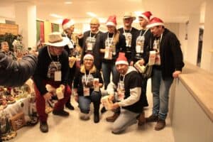 Wolontariusze ze Stowarzyszenia „Natchnieni Bieszczadem”, prowadzący kwestę „Na Polę” na Uniwersytecie Rzeszowskim podczas Kongresu i Mikołajkowego Jarmarku Pracy