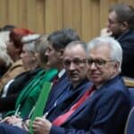 Prelegenci i zaproszeni Goście siedzący na widowni; od lewej: dr hab. Iwona Tabaczek-Bejster (Prof. UR w Kolegium Nauk Medycznych Uniwersytetu Rzeszowskiego), Maria Pietrusza-Budzyńska (Prezes Fundacji Teatroterapia Lubelska), Magdalena Florek (Dyrektor Personalny GK Specjał), Barbara Święch-Bober (Dyrektor Polskiego Towarzystwa Wspierania Warsztatów Terapii Zajęciowej „MOST”), Jerzy Jęczmienionka (Dyrektor Regionalnego Ośrodka Polityki Społecznej w Rzeszowie, prawnik, Radny Miasta Rzeszowa), Maciej Szymański (Dyrektor Podkarpackiego Oddziału Państwowego Funduszu Rehabilitacji Osób Niepełnosprawnych), Krzysztof Michałkiewicz (Prezes Zarządu Państwowego Funduszu Rehabilitacji Osób Niepełnosprawnych)