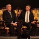 Od lewej siedzą: Paweł Wdówik (Pełnomocnik Rządu ds. Osób Niepełnosprawnych, Sekretarz Stanu w Ministerstwie Rodziny i Polityki Społecznej) z psem przewodnikiem o imieniu „Rege”, Rafał Kowalczyk (Prezes Zarządu Fundacji Optea, Przewodniczący Rady Nadzorczej iPRACUJZDALNIE.pl Sp. z o.o., prawnik)