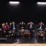 Od lewej siedzą: Rafał Kowalczyk (Prezes Zarządu Fundacji Optea, Przewodniczący Rady Nadzorczej iPRACUJZDALNIE.pl Sp. z o.o., prawnik), Małgorzata Jarosińska-Jedynak (Sekretarz Stanu w Ministerstwie Funduszy i Polityki Regionalnej), Paweł Wdówik (Pełnomocnik Rządu ds. Osób Niepełnosprawnych, Sekretarz Stanu w Ministerstwie Rodziny i Polityki Społecznej), Ewa Leniart (Wojewoda Podkarpacki, Doktor Nauk Prawnych), Krzysztof Michałkiewicz (Prezes Zarządu Państwowego Funduszu Rehabilitacji Osób Niepełnosprawnych), Stanisław Kruczek (Członek Zarządu Województwa Podkarpackiego, Radny Województwa Podkarpackiego), Konrad Fijołek (Prezydent Miasta Rzeszowa)