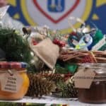 Przetwory i rękodzieło oferowane na stoisku „Warsztatów Terapii Zajęciowej w Brzostku”