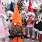 Ręcznie wykonane skrzaty w stylu skandynawskim oferowane na stoisku Warsztatów Terapii Zajęciowej w Gorzycach