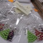 Świąteczne rękodzieło oferowane na stoisku Warsztatów Terapii Zajęciowej w Ustrzykach Dolnych – choinki wykonane z perełek