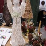 Rękodzieło oferowane do sprzedaży na stoisku kiermaszowym WTZ Caritas w Ropczycach