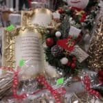 Rękodzieło oferowane do sprzedaży podczas Mikołajkowego Jarmarku Pracy na stoisku kiermaszowym Warsztatów Terapii Zajęciowej w Białobrzegach