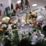 Stroik świąteczny z kryształowym reniferem, oferowany do sprzedaży podczas Mikołajkowego Jarmarku Pracy na stoisku kiermaszowym Warsztatów Terapii Zajęciowej w Bobrowej Woli