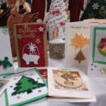Ręcznie wykonane kartki świąteczne, oferowane do sprzedaży podczas Mikołajkowego Jarmarku Pracy na stoisku kiermaszowym Warsztatów Terapii Zajęciowej w Wielopolu Skrzyńskim