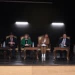 Uczestnicy III panelu pt. „Aktywizacja zawodowa i społeczna osób z niepełnosprawnościami w rękach organizacji – jak wygląda od wewnątrz?”; siedzą od lewej: Agata Pieniążek (Prezes Rzeszowskiego Stowarzyszenia na Rzecz Dzieci Niepełnosprawnych i Autystycznych „Solis Radius”), Jerzy Jęczmienionka (Dyrektor Regionalnego Ośrodka Polityki Społecznej w Rzeszowie), Barbara Święch – Bober (Polskie Towarzystwo Wspierania Warsztatów Terapii Zajęciowej „MOST”), Maria Pietrusza – Budzyńska (Prezes Fundacji Teatroterapia Lubelska), Maciej Szymański (Dyrektor Państwowego Funduszu Rehabilitacji Osób Niepełnosprawnych w Rzeszowie), Łukasz Pelc (Dyrektor Działu IT i Komunikacji w Grupie AF)