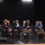 Uczestnicy IV panelu pt. „Edukacja otwarta na osoby z niepełnosprawnością – jak to zrobić, aby płynnie przejść z uczelni na rynek pracy?”; siedzą od lewej: Annamaria Kaliszczak (Dyplomowana Specjalistka ds. Zarządzania Rehabilitacją), dr hab. Iwona Tabaczek – Bejster (Prof. Uniwersytetu Rzeszowskiego w Kolegium Nauk Medycznych, Biuro ds. Osób Niepełnosprawnych UR), dr Henryk Pietrzak (Prof. CH-SGM, Pełnomocnik Rektora Szkoły Głównej Menedżerskiej Collegium Humanum w Warszawie ds. Interesariuszy Zewnętrznych, Doradca Ministra Edukacji i Nauki), Magdalena Mika (Specjalista ds. Marketingu Fundacji OPTEA), Damian Liśkiewicz (Pełnomocnik Rektora ds. Osób z Niepełnosprawnościami w Wyższej Szkole Informatyki i Zarządzania z siedzibą w Rzeszowie, Kierownik Biura ds. Osób z Niepełnosprawnościami Wyższej Szkoły Informatyki i Zarządzania z siedzibą w Rzeszowie), Michał Skóra (Nauczyciel akademicki Uniwersytetu Rzeszowskiego)