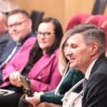 Widzowie zgromadzeni na pokazie malowania stopami Stanisława Kmiecika