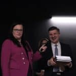 Na scenie stoją Małgorzata Jarosińska-Jedynak (Sekretarz Stanu w Ministerstwie Funduszy i Polityki Regionalnej) i Rafał Kowalczyk (Prezes Zarządu Fundacji Optea, Przewodniczący Rady Nadzorczej iPRACUJZDALNIE.pl Sp. z o.o., prawnik)