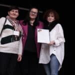 Dwie Przedstawicielki Stowarzyszenia Życie Bez Barier, w środku Małgorzata Jarosińska-Jedynak (Sekretarz Stanu w Ministerstwie Funduszy i Polityki Regionalnej)