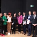 Od lewej: Agata Pieniążek (Prezes Rzeszowskiego Stowarzyszenia na Rzecz Dzieci Niepełnosprawnych i Autystycznych „Solis Radius”), Barbara Święch-Bober (Dyrektor Polskiego Towarzystwa Wspierania Warsztatów Terapii Zajęciowej „MOST”), Maria Pietrusza-Budzyńska (Prezes Fundacji Teatroterapia Lubelska), Katarzyna Hul (Tłumacz PJM), Małgorzata Jarosińska-Jedynak (Sekretarz Stanu w Ministerstwie Funduszy i Polityki Regionalnej), Jerzy Jęczmienionka (Dyrektor Regionalnego Ośrodka Polityki Społecznej w Rzeszowie)m Maciej Szymański (Dyrektor Państwowego Funduszu Rehabilitacji Osób Niepełnosprawnych w Rzeszowie), Rafał Kowalczyk (Prezes Zarządu Fundacji Optea, Przewodniczący Rady Nadzorczej iPRACUJZDALNIE.pl Sp. z o.o., prawnik)