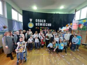 Bożena Kazanowska wśród zaproszonych gości oraz społeczności szkolnej SOSW dla Dzieci i Młodzieży Niepełnosprawnych im. Prof. Zofii Sękowskiej w Lublinie po zakończonej uroczystości wręczenia Orderu Uśmiechu