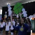 Uczniowie po występie „Piosenka o książkach dotykowych”