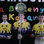 Członkowie Kapituły Orderu Uśmiechu trzymający: tace z orderem, legitymacją i różę, włócznię z uśmiechniętym słońcem oraz puchar zawierający sok z cytryny