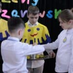 Uczniowie wyciskający sok z cytryny