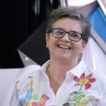 Szeroko uśmiechnięta Bożena Kazanowska chwilę po wypiciu soku z cytryny